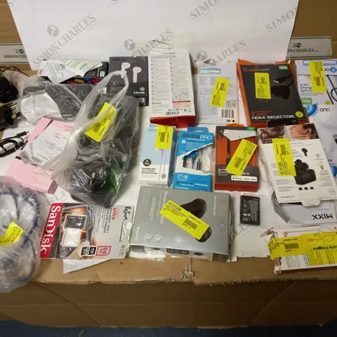 LOT OF APPROX. 20 ASSORTED TECH ITEMS TO INCLUDE CHARGING CABLES, EARPHONES, HDMI SPLITTER ETC
