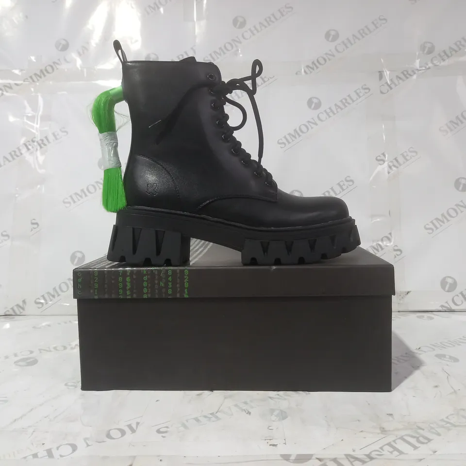BRAND NEW BOXED PAIR OF KOI VEGAN LEATHER VITA THE INK OF FEAR HAIR BOOTS IN BLACK/GREEN UK SIZE 4