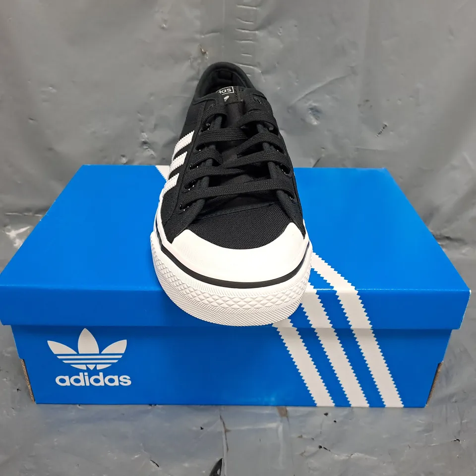 BOXED PAIR OF ADIDAS NIZZA SHOES IN BLACK/WHITE SIZE UK 6