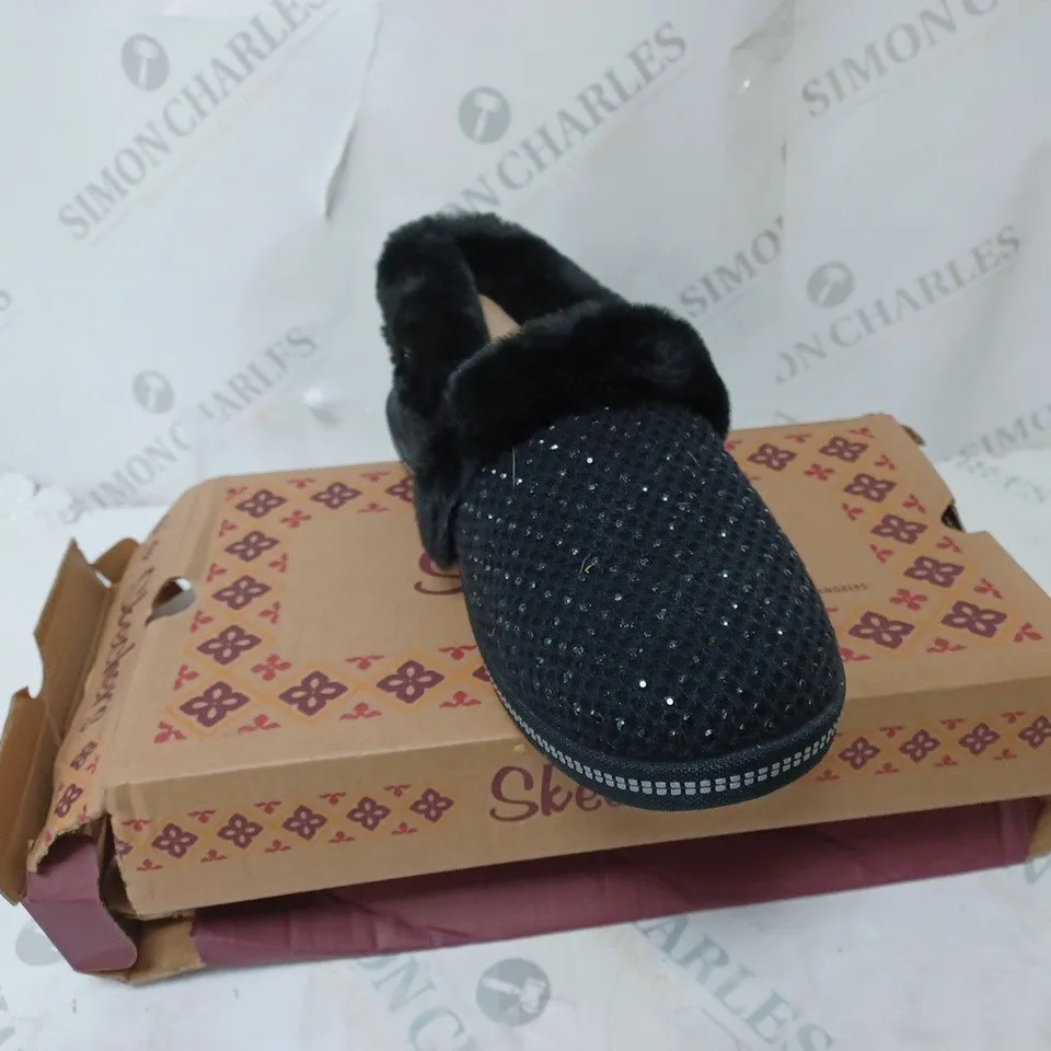 SKECHERS COZY SLIPPER BLACK - SIZE 6