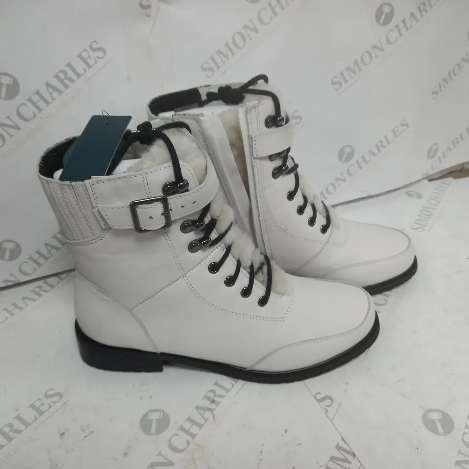 BOXED EMU AUSTRALIA EXPLORE WORLD WHITE BOOTS SIZE 8