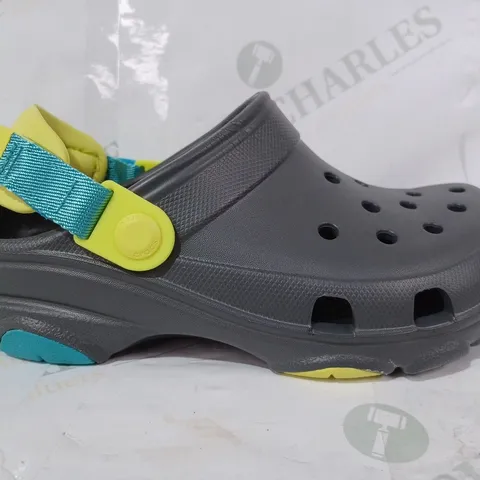 BOXED PAIR OF CROCS CLASSIC ALL TERRAIN KIDS CLOGS IN SLATE GREY UK SIZE J3