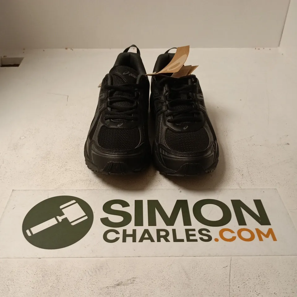 UNBOXED PAIR OF ASICS LACE TRAINERS IN ALL BLACK - UK 9
