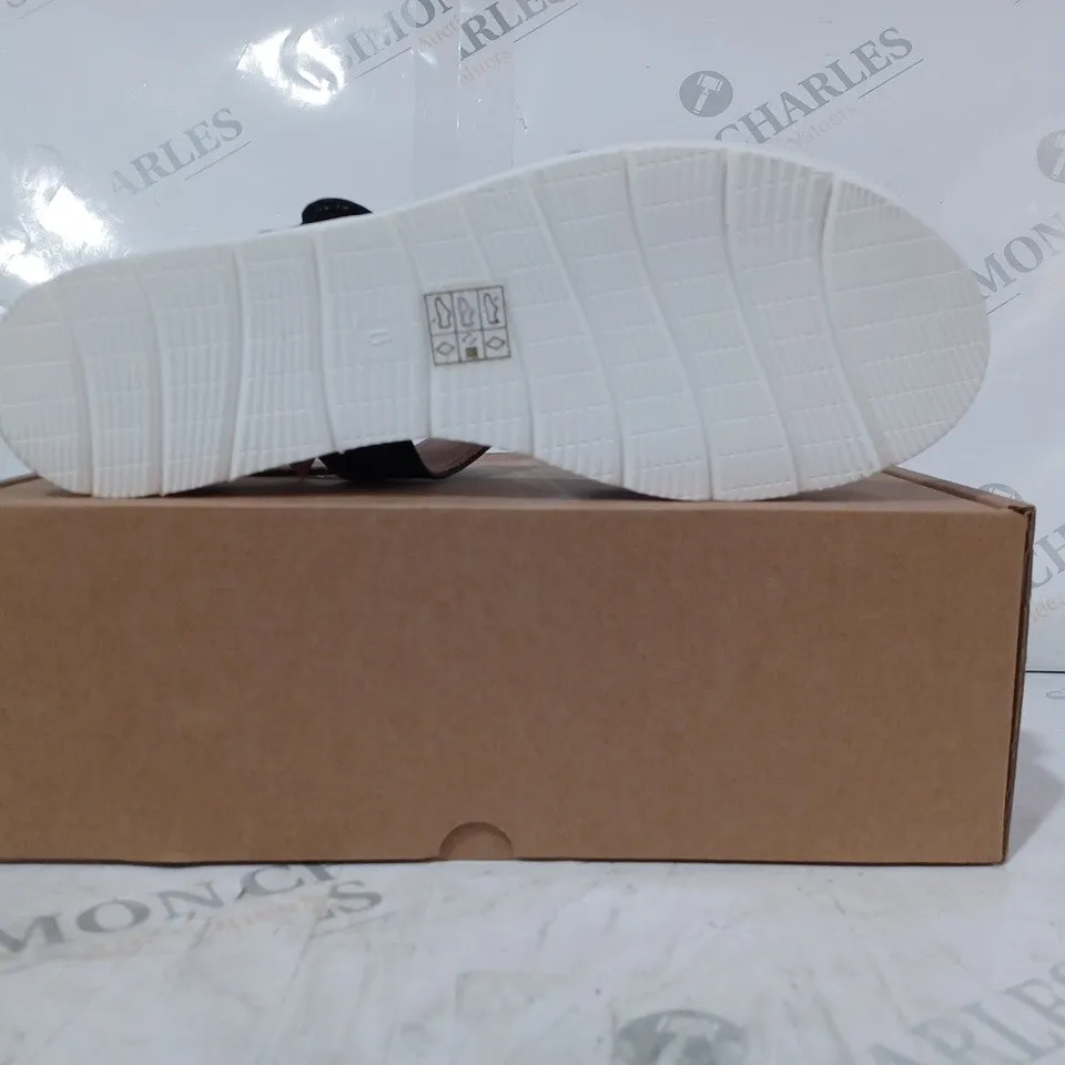 BOXED PAIR OF CUSHION-WALK RING DETAIL OPEN TOE SANDALS IN BLACK SIZE 6