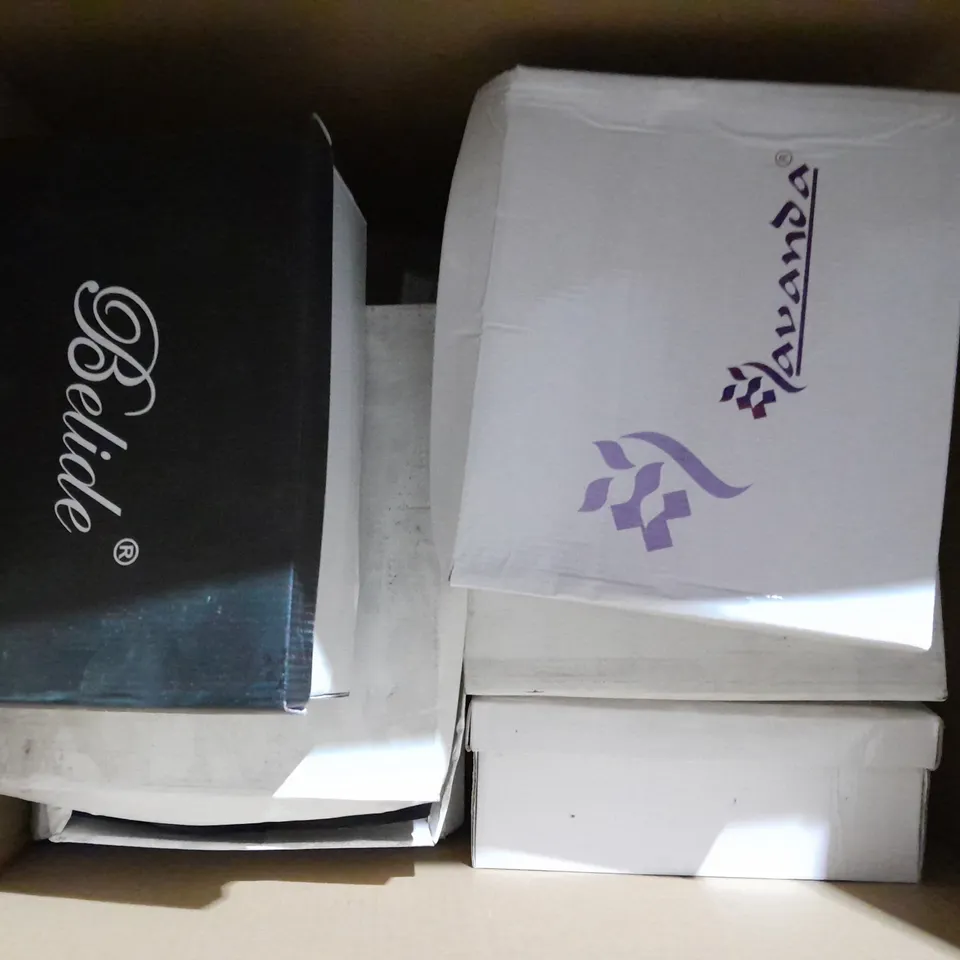 APPROXIMATELY 10 BOXED PAIRS OF ASSORTED SHOES IN VARIOUS STYLES AND SIZES 