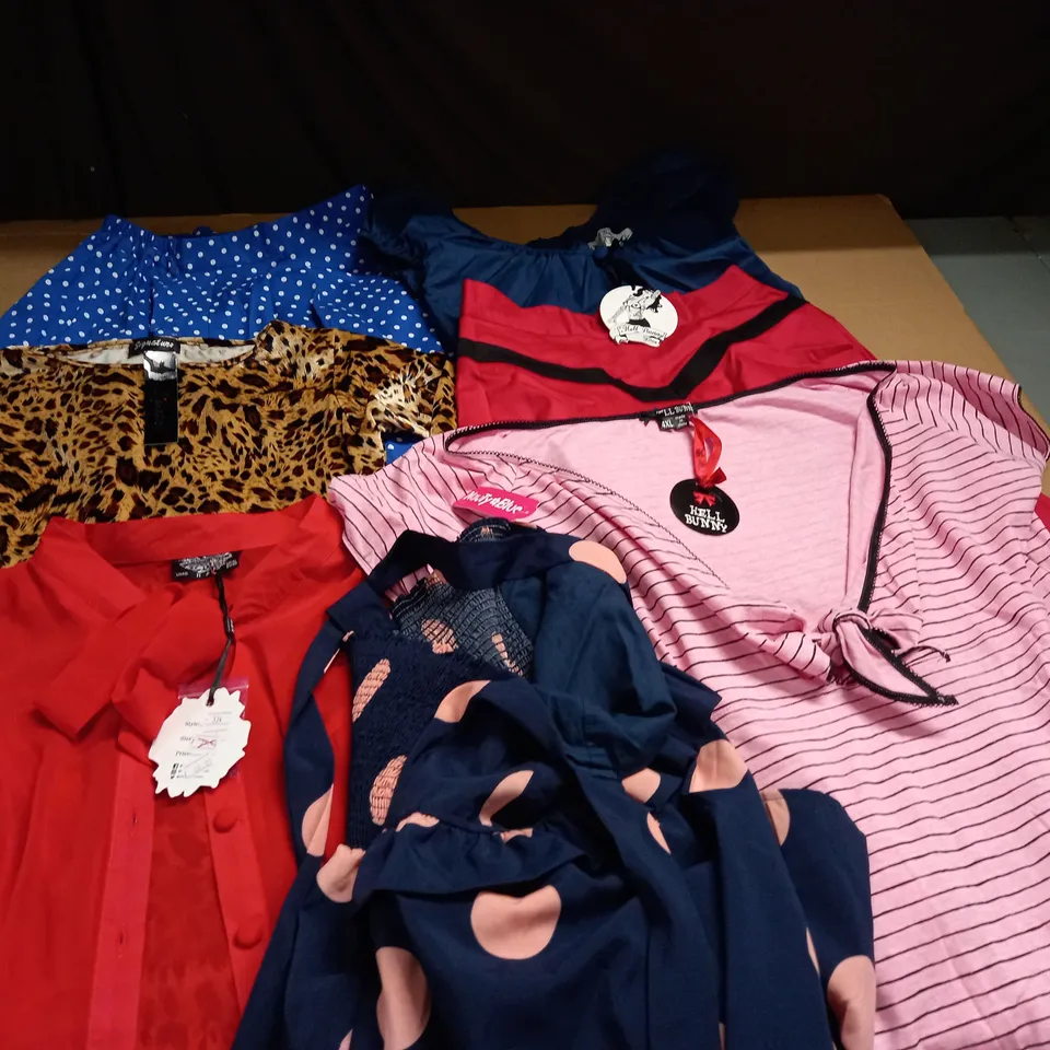 LOT OF 7 ASSORTED CLOTHING ITEMS IN VARIOUS SIZES