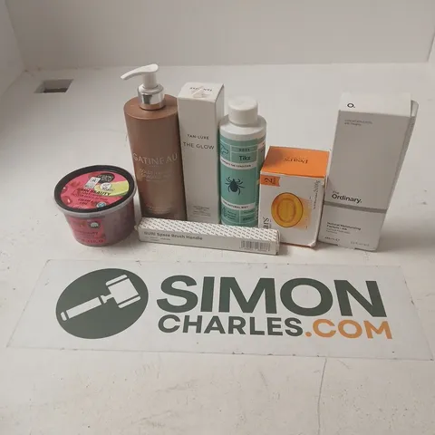 APPROXIMATELY 15 ASSORTED HEALTH & BEAUTY PRODUCTS TO INCLUDE SURI SPARE BRUSH HANDLE, GATINEAU GOLDEN GLOW, SKIN BEAUTY SOFTENING BODY SCRUB, ETC - COLLECTION ONLY