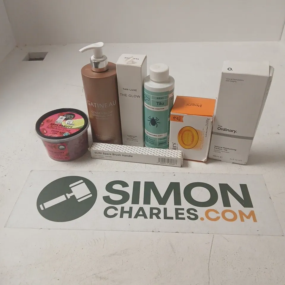APPROXIMATELY 15 ASSORTED HEALTH & BEAUTY PRODUCTS TO INCLUDE SURI SPARE BRUSH HANDLE, GATINEAU GOLDEN GLOW, SKIN BEAUTY SOFTENING BODY SCRUB, ETC - COLLECTION ONLY