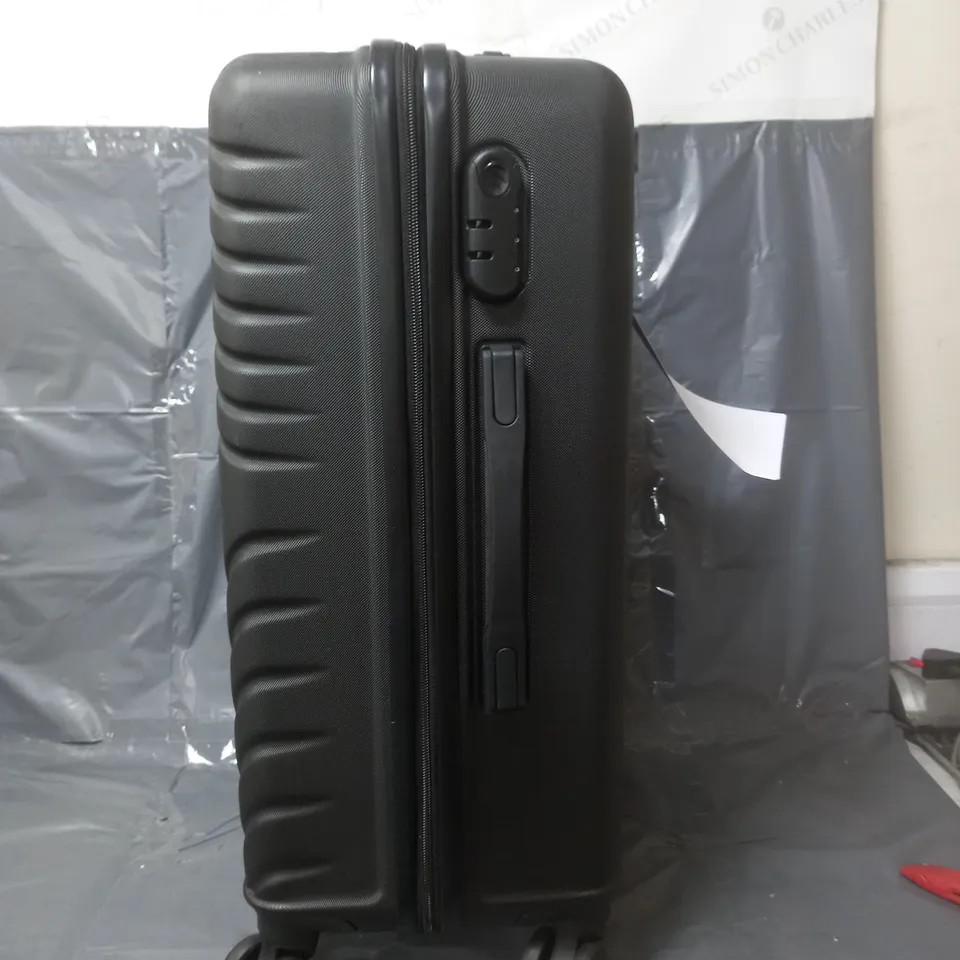 SANTIAGO HARDSHELL 8 WHEEL SUITCASE - MEDIUM