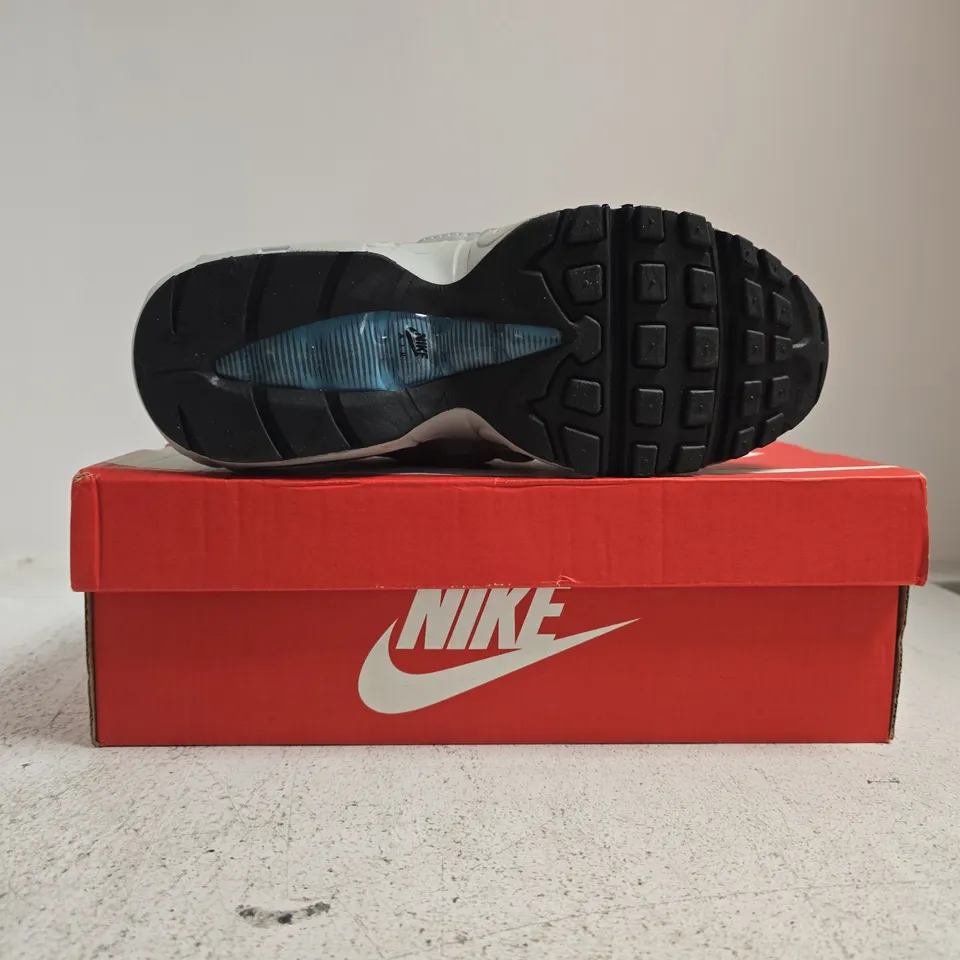 BOXED PAIR OF NIKE AIR MAX 95 TT TRAINERS IN GREY SIZE UK 6