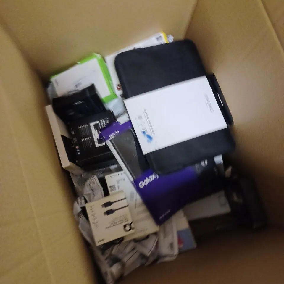 BOX OF APPROXIMATELY 20 ASSORTED ITEMS TO INCLUDE MACBOOK SLEEVE, TECHLINK, GALAXY TAB E COVER ETC