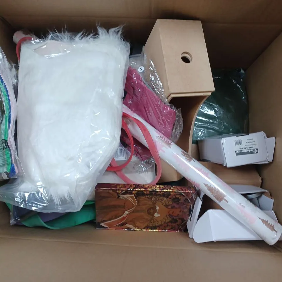 APPROXIMATELY 15 ASSORTED HOUSEHOLD ITEMS TO INCLUDE DYTAG BEDDING, THE HOME TALK NATURAL FIBRES COLLECTION, GIFT WRAP, ETC