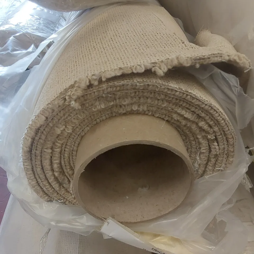 ROLL OF QUALITY TUDOR CO-ORDINATES FENNEL CARPET - APPROXIMATELY 3 x 5m