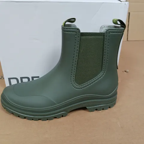 BOXED PAIR OF DREAM PAIRS WELLIE BOOTS IN GREEN - 39