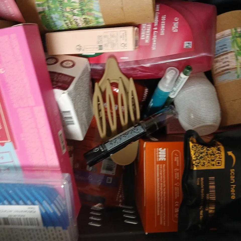 APPROXIMATELY 15 ASSORTED COSMETIC ITEMS INCLUDING VARIOUS MAKES AND BRANDS - COLLECTION ONLY