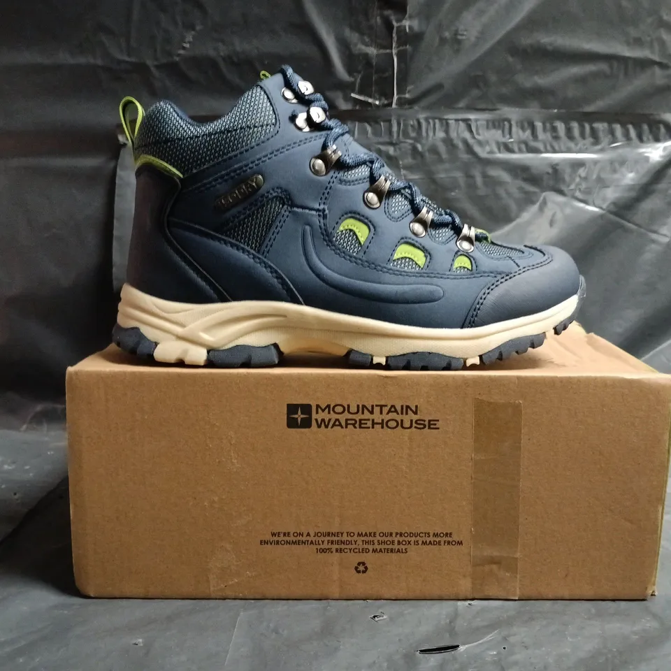 BOXED PAIR OF MOUNTAIN WAREHOUSE ADVENTURER KIDS WATERPROOF BOOTS IN BLUE SIZE UK 5