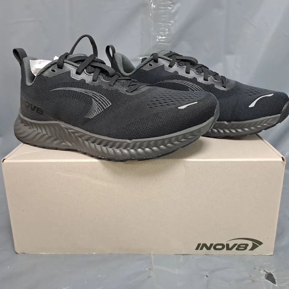 BOXED PAIR OF INOV8 ROADFLY WOMEN'S TRAINERS IN BLACK SIZE 7.5