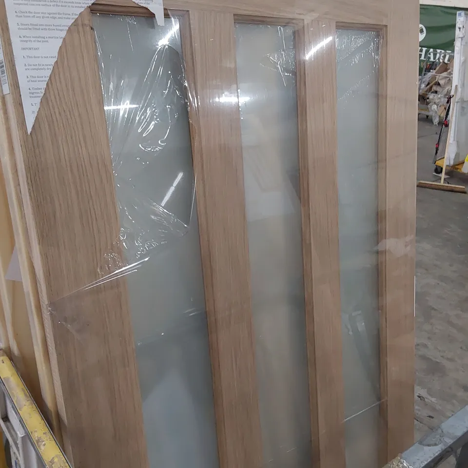 VERTICAL THREE PANEL GLAZED OAK VENEER INTERNAL DOOR 1981 × 838mm