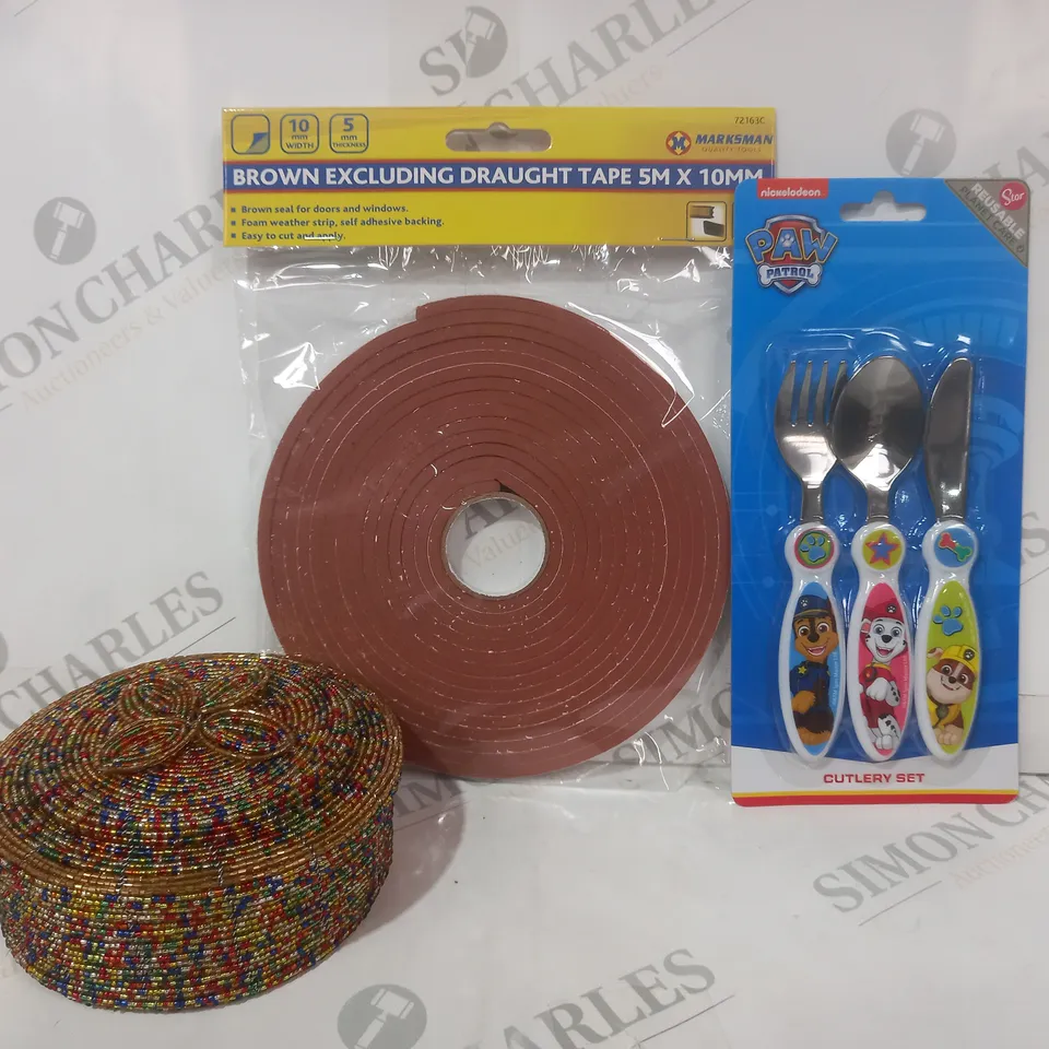 APPROXIMATELY 15 ASSORTED HOUSEHOLD ITEMS TO INCLUDE PAW PATROL CUTLERY SET, DRAUGHT TAPE, ETC