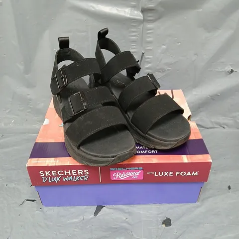 BOXED PAIR OF SKECHERS D'LUX WALKER SANDALS IN BLACK SIZE 7