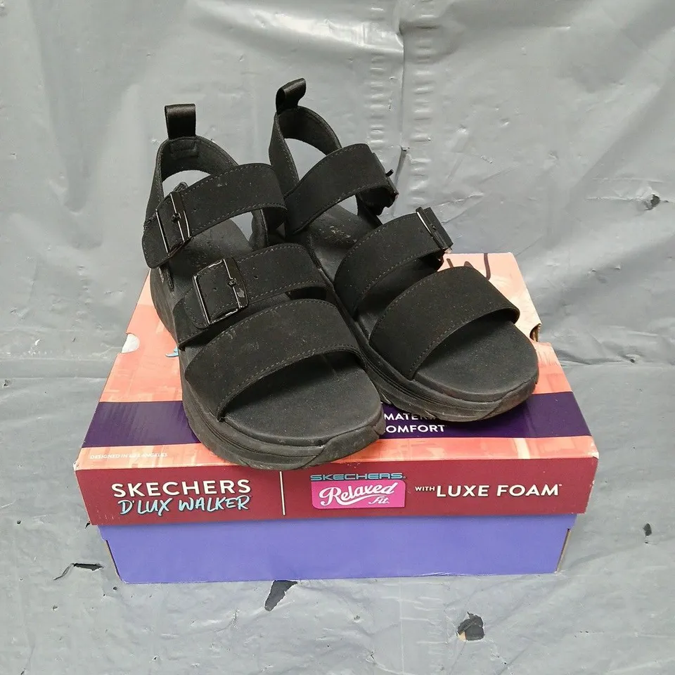 BOXED PAIR OF SKECHERS D'LUX WALKER SANDALS IN BLACK SIZE 7