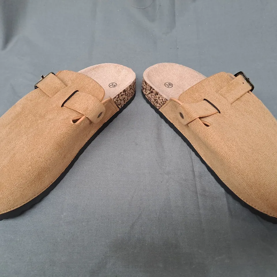 BOXED PAIR OF DESIGNER SHOES IN TAN EU SIZE 38