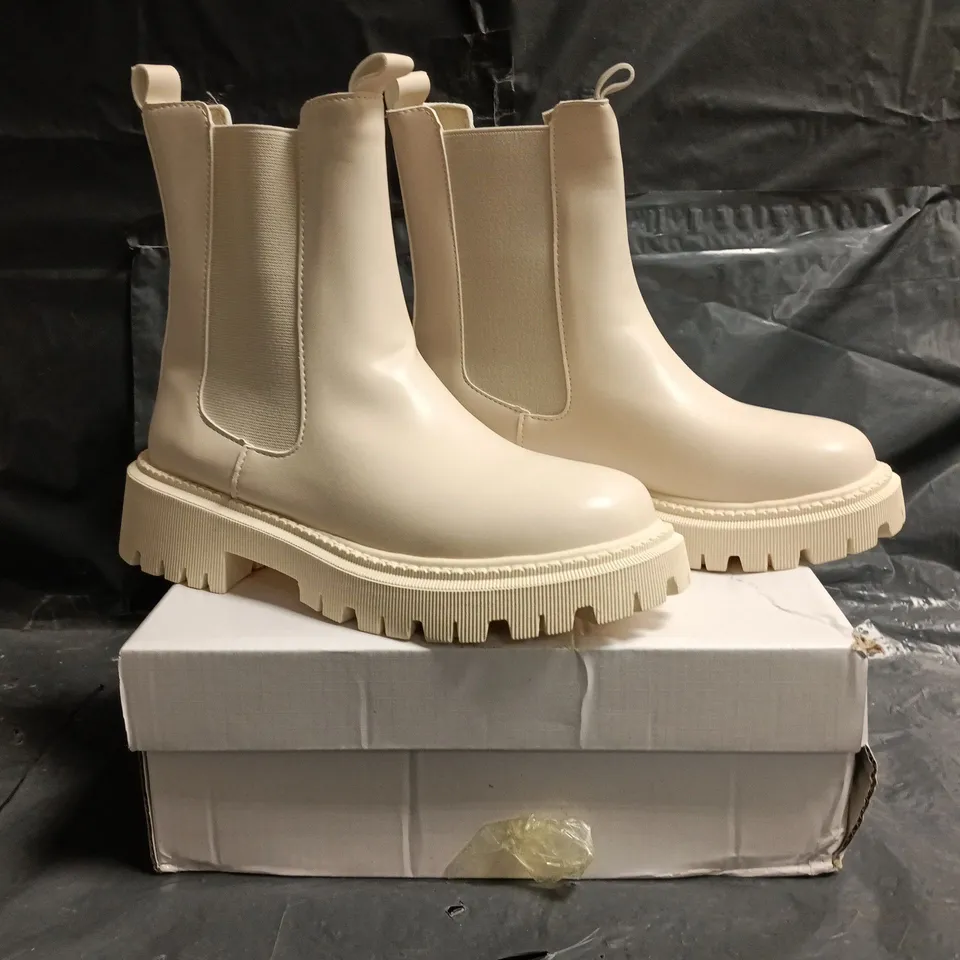 BOXED PAIR OF UNBRANDED ANKLE BOOTS IN CREAM SIZE EU 40