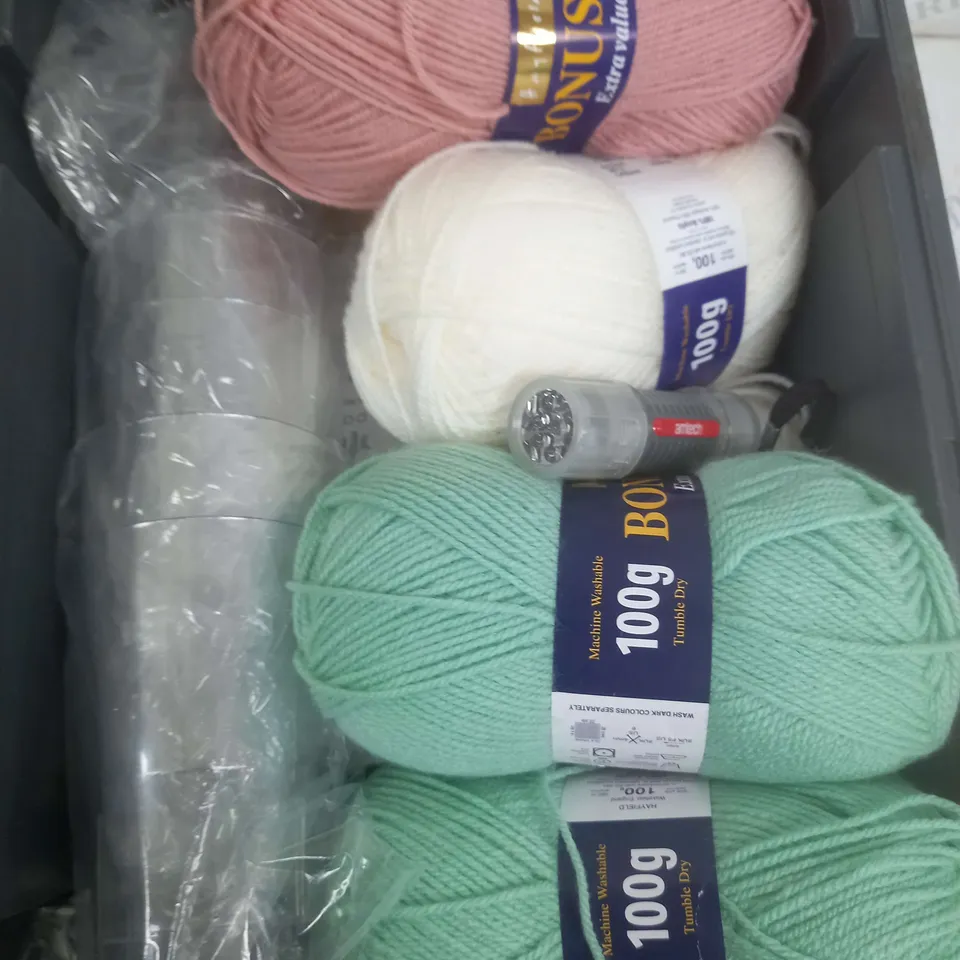 BOX OF APPROXIMATELY 10 ASSORTED ITEMS TO INCLUDE - YARN, TORCH, CUPS ETC