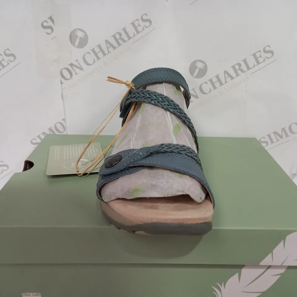 BOXED FREE SPIRIT MALIBU HIGH FLAT SANDLAS WITH OPEN TOE - SIZE 6