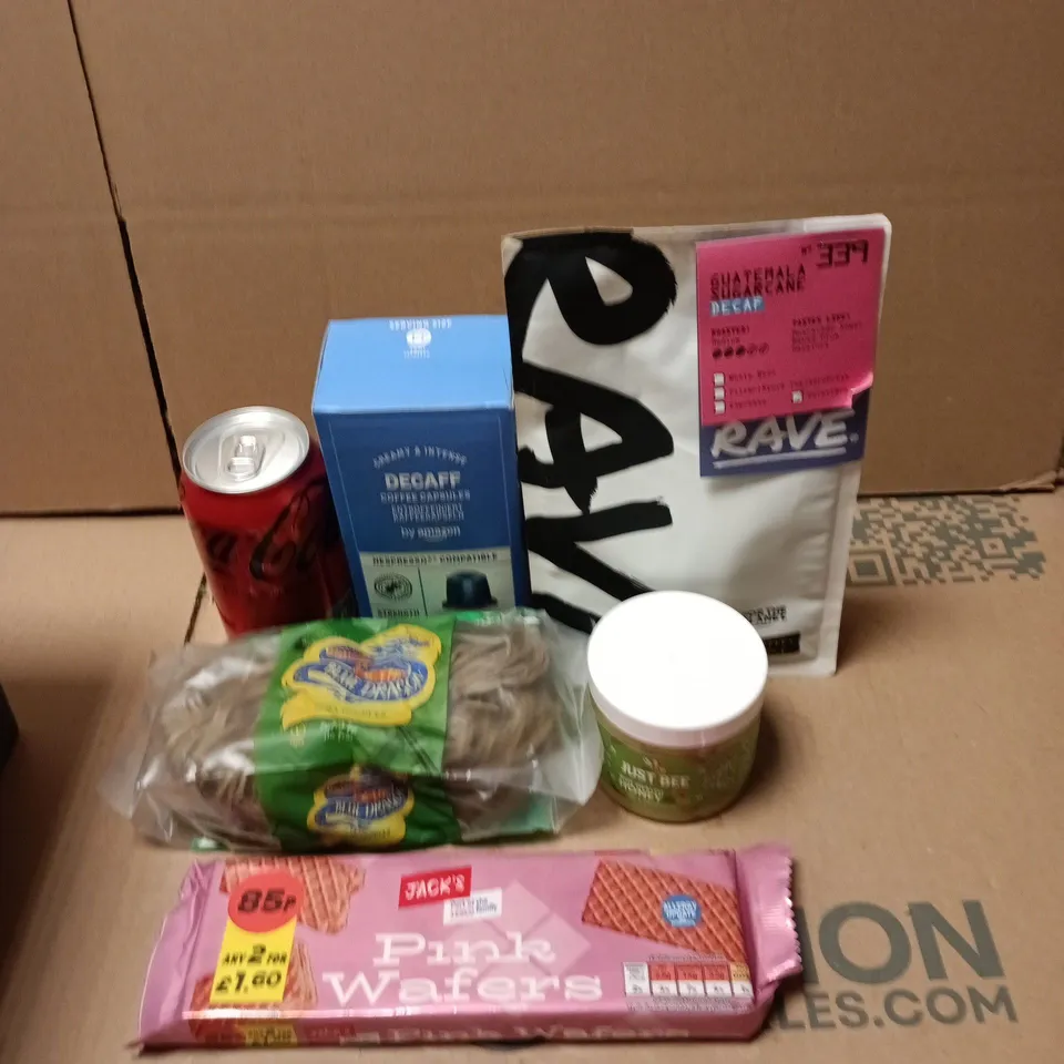 APPROXIMATELY 20 ASSORTED FOOD AND DRINK ITEMS TO INCLUDE - RAVE DECAFF COFFEE, BLUE DRAGON SOBA NOODLES AND COCA-COLA
