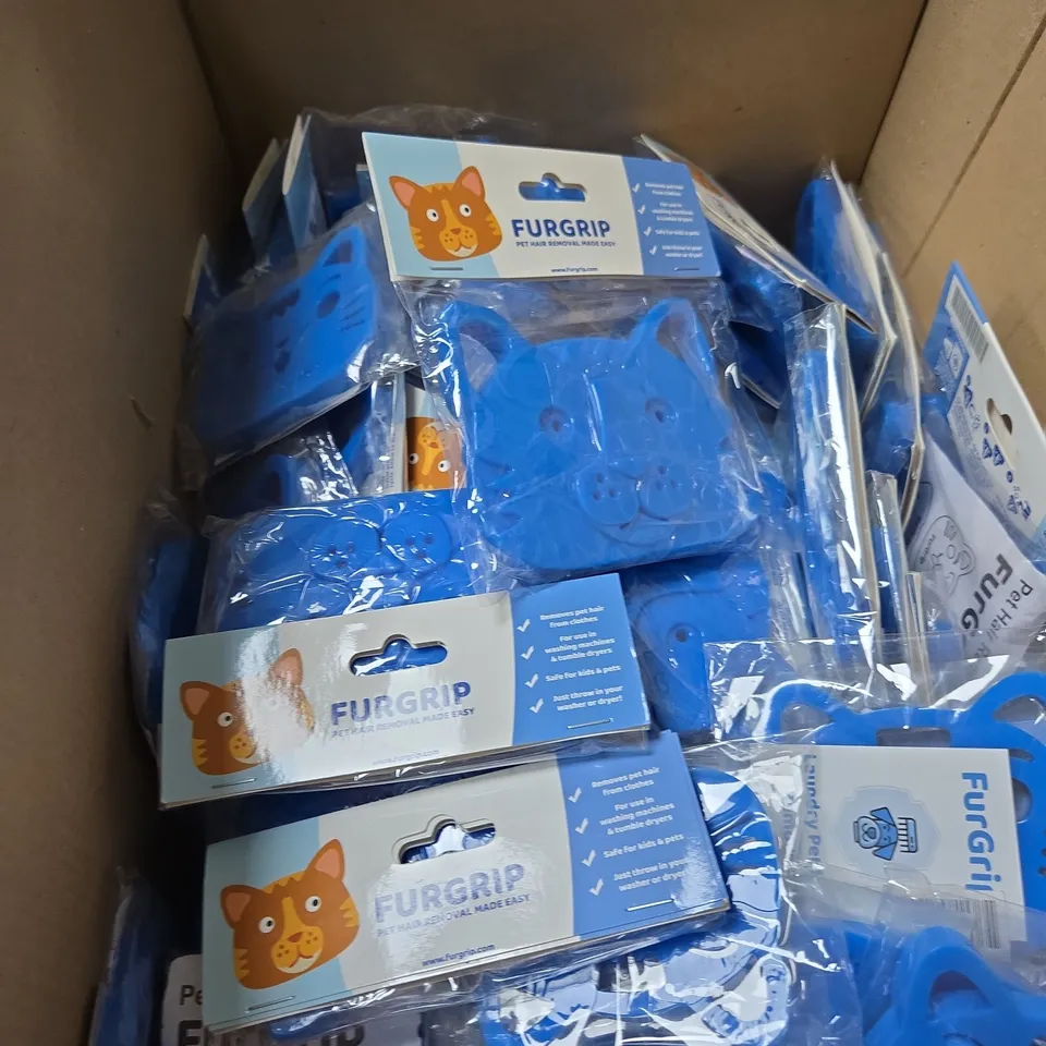 BOX OF APPROXIMATELY 100 FURGRIP LAUNDRY PET HAIR REMOVERS - CAT