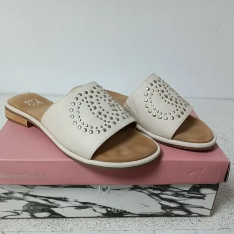 MODA IN PELLE OFF-WHITE LEATHER FLAT STUDDED MULE SANDALS – UK 6 (EU 39)
