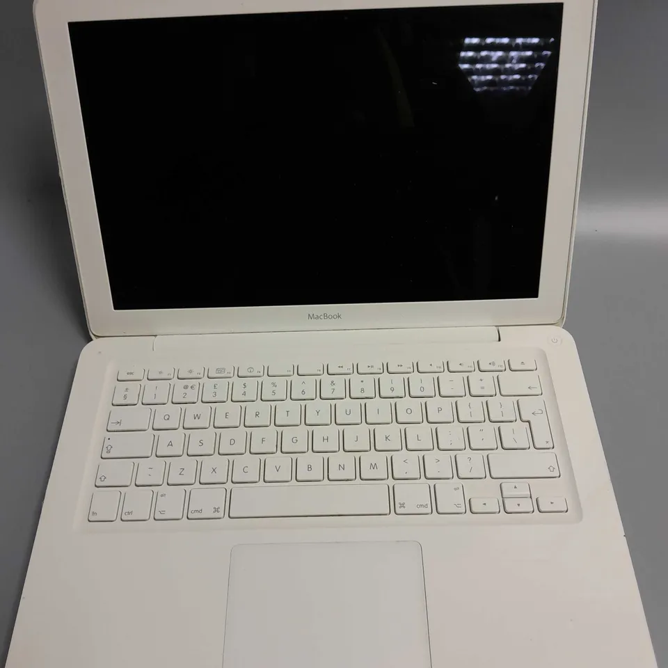 UNBOXED APPLE MACBOOK 2009
