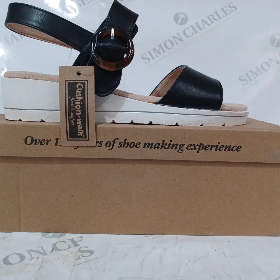 BOXED PAIR OF CUSHION-WALK RING DETAIL OPEN TOE SANDALS IN BLACK SIZE 6