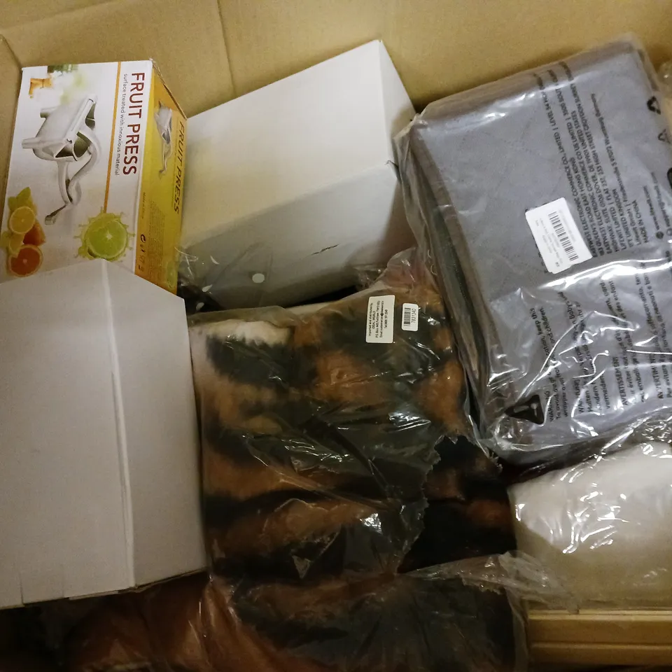 BOX OF APPROXIMATELY 12 ASSORTED ITEMS TO INCLUDE - DEEP FITTED SHEET , TENNIS BALLS , ROGER REINDEER PLUSH DOG TOY ETC