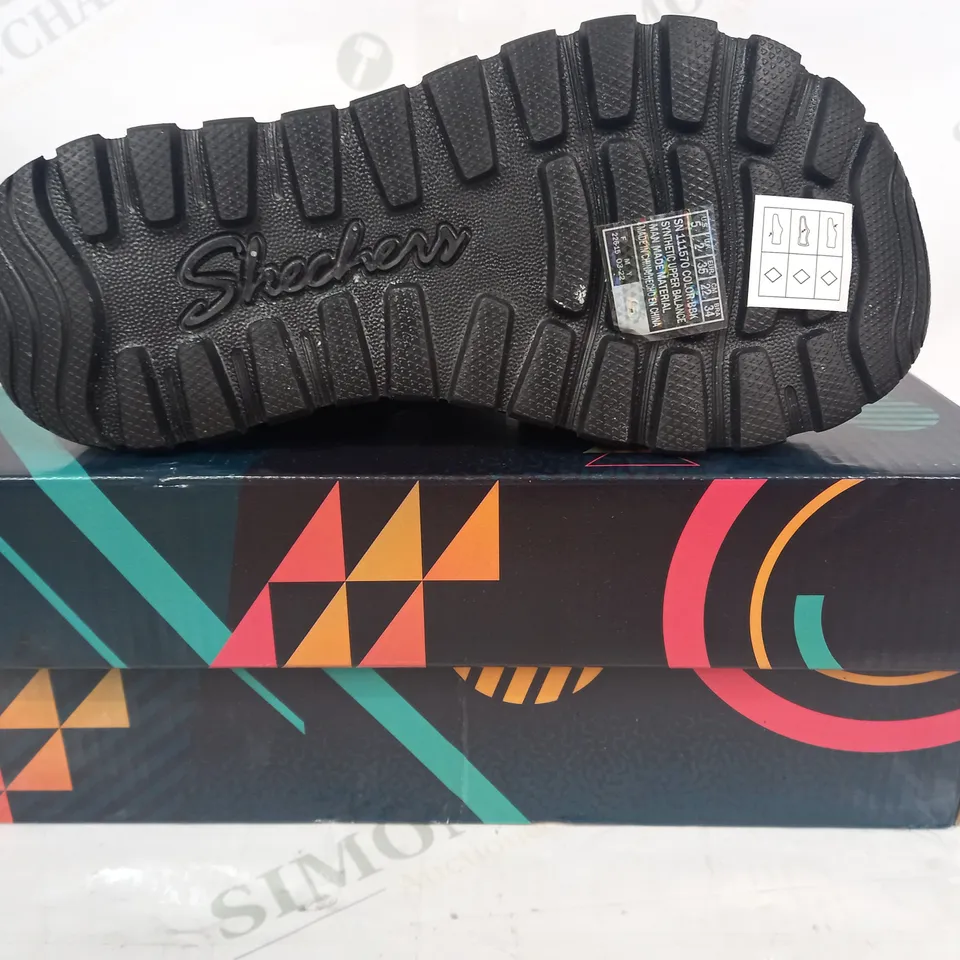 BOXED PAIR OF SKECHERS FOAMIES OPEN TOE SANDALS IN BLACK UK SIZE 2