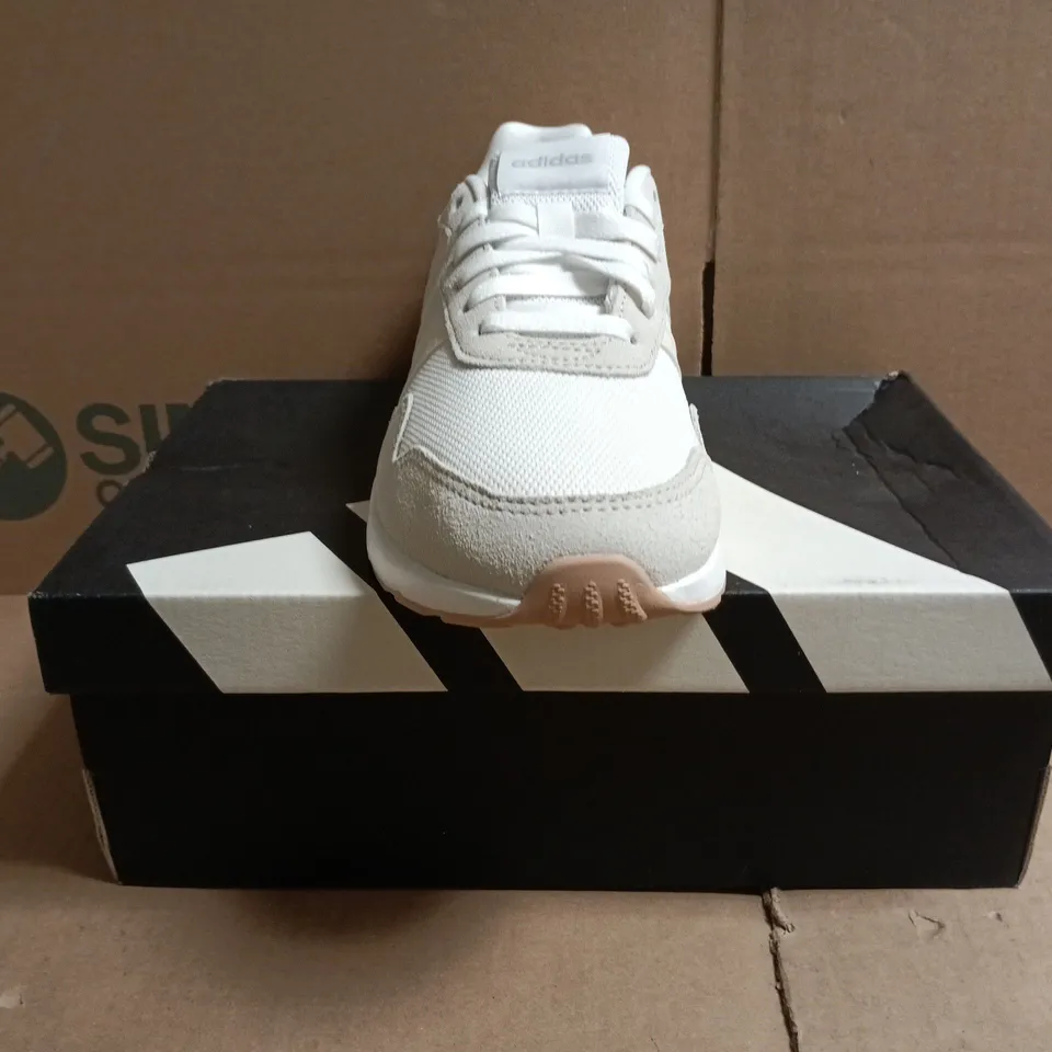 BOXED PAIR OF ADIDAS RUN 60S 4.0 TRAINERS IN WHITE/GREY/CREAM SIZE UK 5