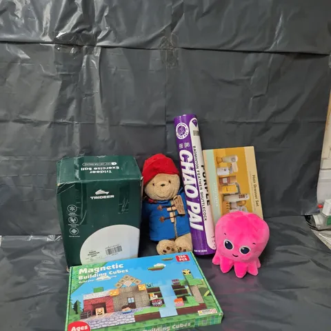 APPROXIMATELY 20 ASSORTED TOYS & GAMES TO INCLUDE MINECRAFT MAGNETIC BUILDING CUBES, TRIDEER EXERCISE BALL, BADMINTON SHUTTLECOCKS, ETC