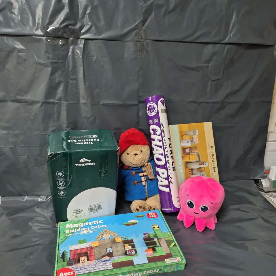 APPROXIMATELY 20 ASSORTED TOYS & GAMES TO INCLUDE MINECRAFT MAGNETIC BUILDING CUBES, TRIDEER EXERCISE BALL, BADMINTON SHUTTLECOCKS, ETC
