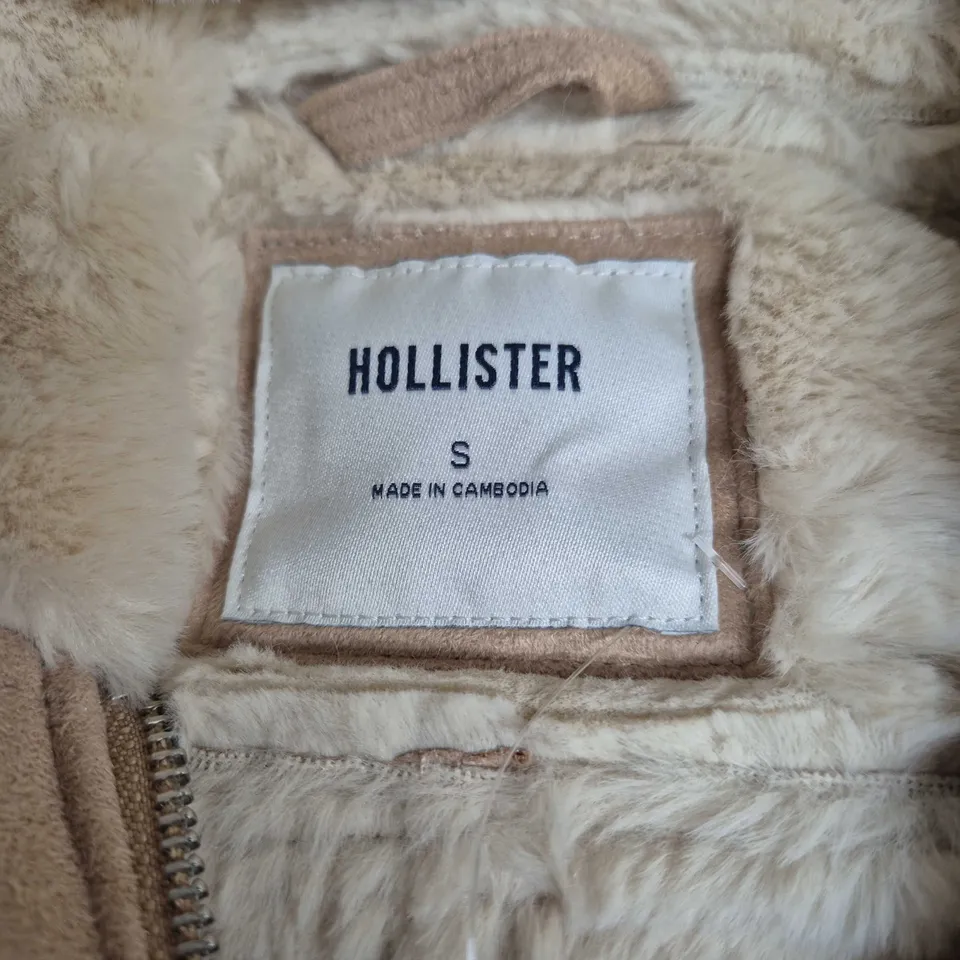 HOLLISTER FAUX SHEARLING JACKET – CAMEL BROWN, SIZE S, ZIP FRONT, MADE IN CAMBODIA