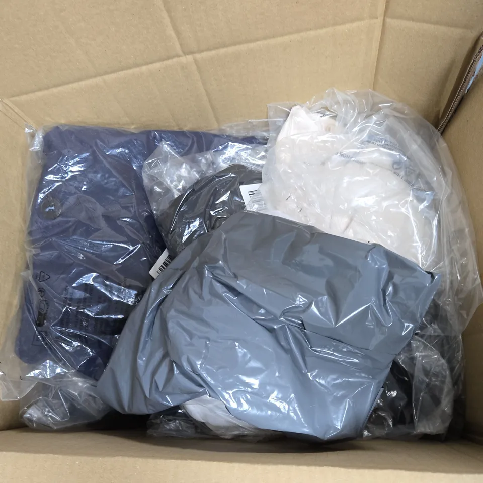 APPROXIMATELY 8 ASSORTED CLOTHING ITEMS TO INCLUDE WAISTCOAT, CARGO TROUSERS, LEGGINGS, ETC