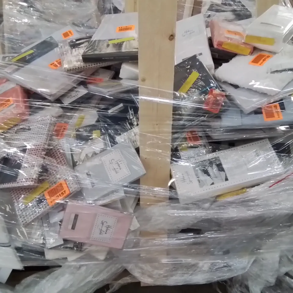 PALLET CONTAINING VERY LARGE AMOUNT OF BRAND NEW FITTED SHEETS, FLAT SHEETS PILLOW CASES ECT. //SIZES AND COLOURS VARY