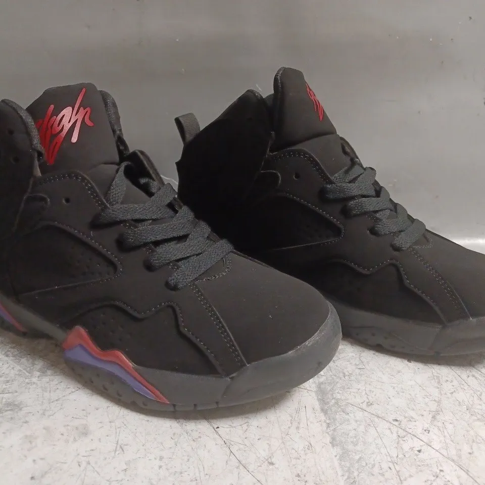 BOXED PAIR OF UNBRANDED SHOES IN BLACK SIZE UNSPECIFIED