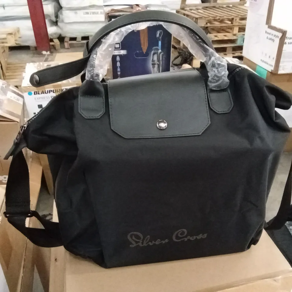 BOXED SILVER CROSS COVE STROLLER & CARRY COT IN DAMSON, WITH SILVER CROSS GLIDE PLUS 360 CAR SEAT AND I-SIZE BASE, ACCESSORIES INCLUDED (4 PARTS)