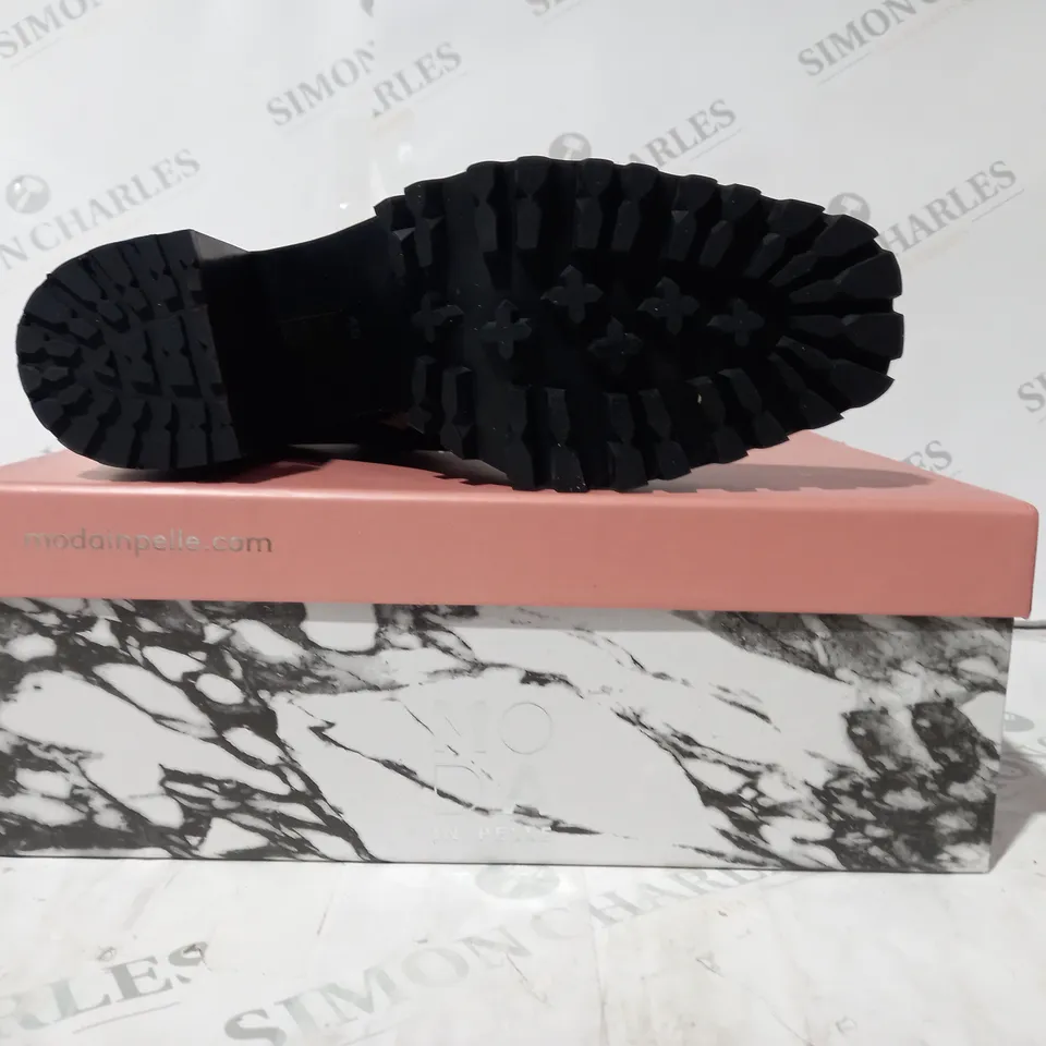 BOXED PAIR OF MODA LEXIIE BLACK PATENT BOOTS SIZE 7