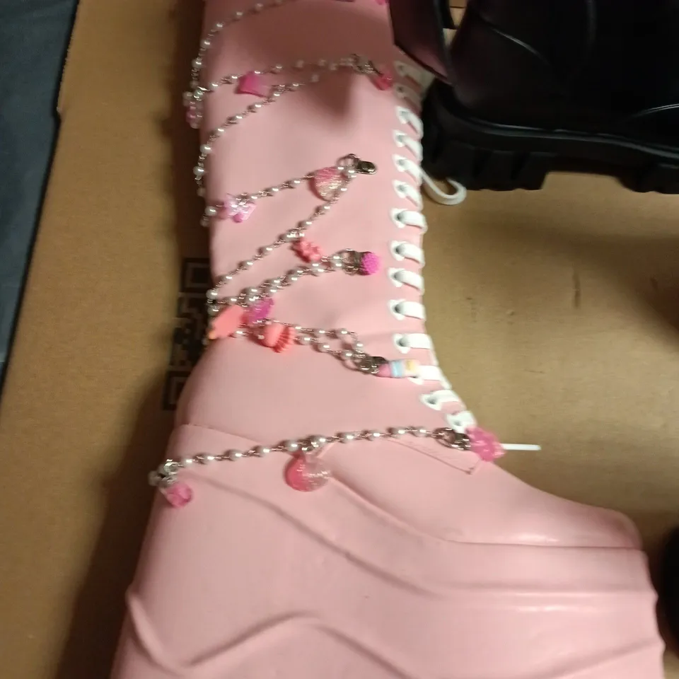 LOT OF APPROXIMATELY 5 ASSORTED PAIRS OF SHOES AND BOOTS IN VARIOUS SIZES