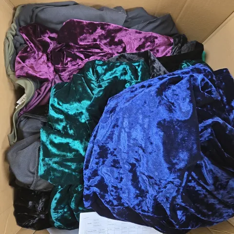 APPROXIMATELY 20 ASSORTED WOMENS CLOTHING ITEMS IN VARIOUS STYLES, SIZES & COLOURS