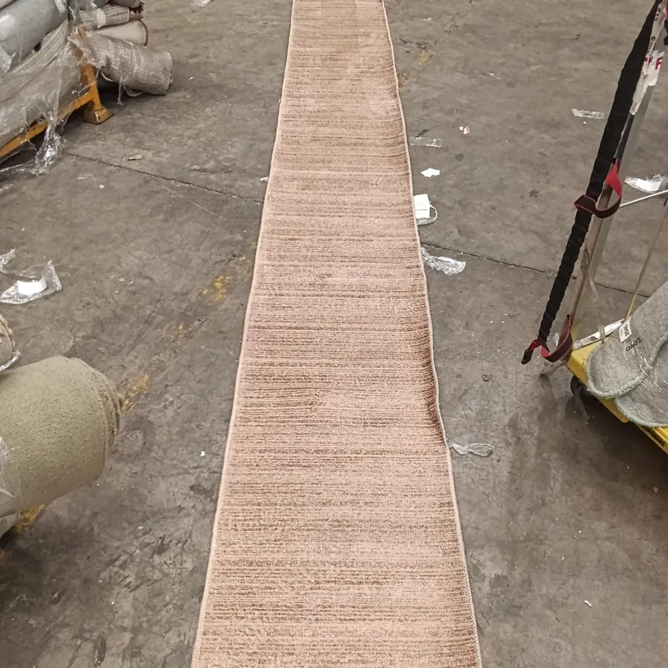 QUALITY DESIGN AREA RUG - APPROXIMATELY 586cm x 60 cm