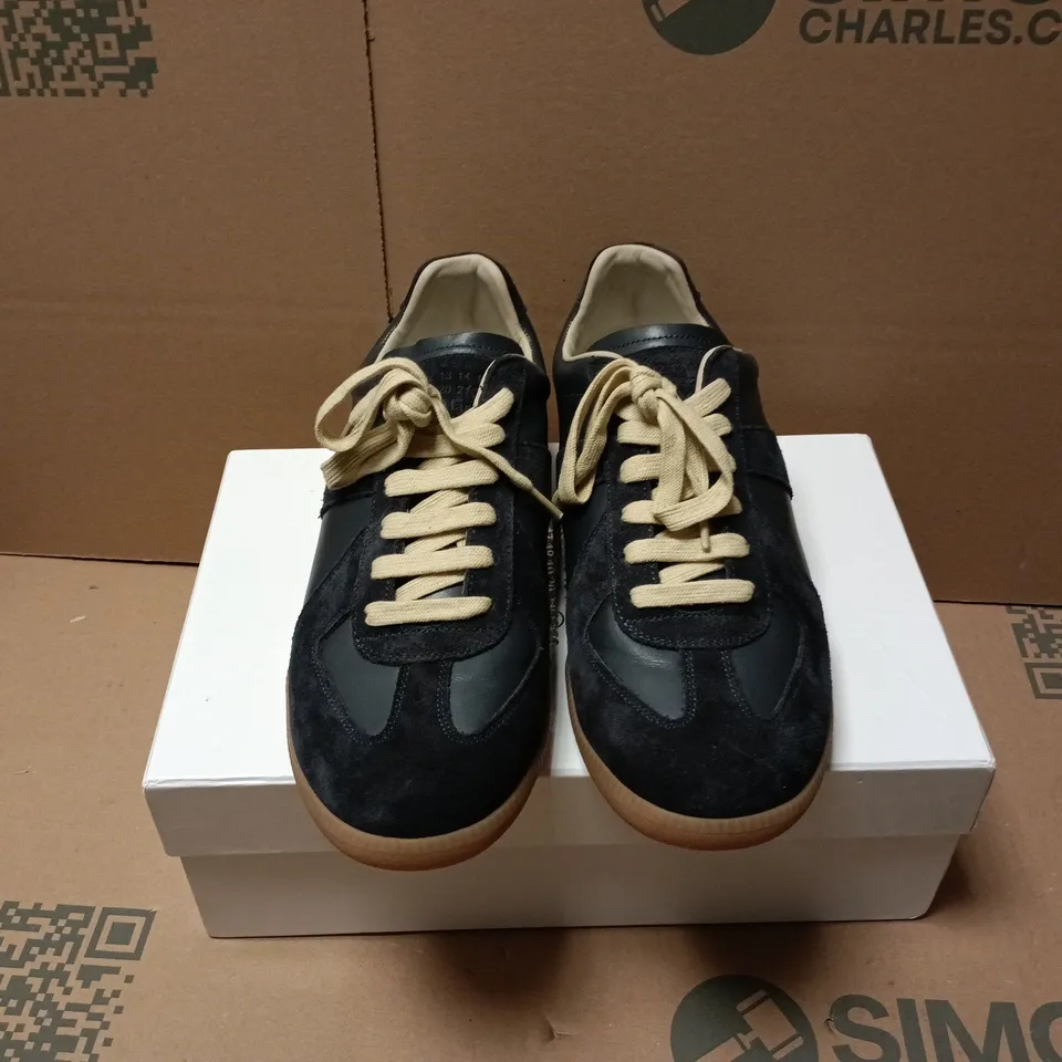 BOXED PAIR OF MAISON MARGIELA MENS SPORTS SHOES LAMBSKIN & CALF-SPLIT IN NAVY - SIZE 22