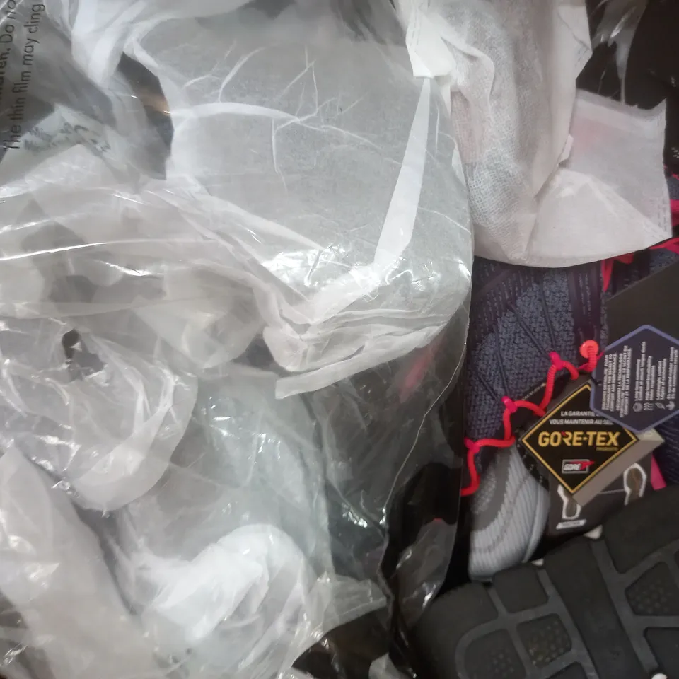 BOX OF APPROXIMATELY 15 ASSORTED PAIRS OF SHOES AND FOOTWEAR ITEMS IN VARIOUS STYLES AND SIZES TO INCLUDE FASHION, PULL BOXER, ETC